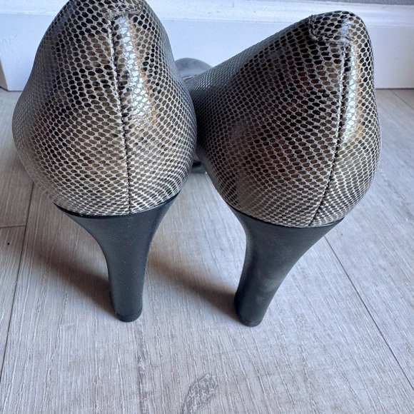 Clarks Pump 8.5 Gray Python - Picture 2 of 4